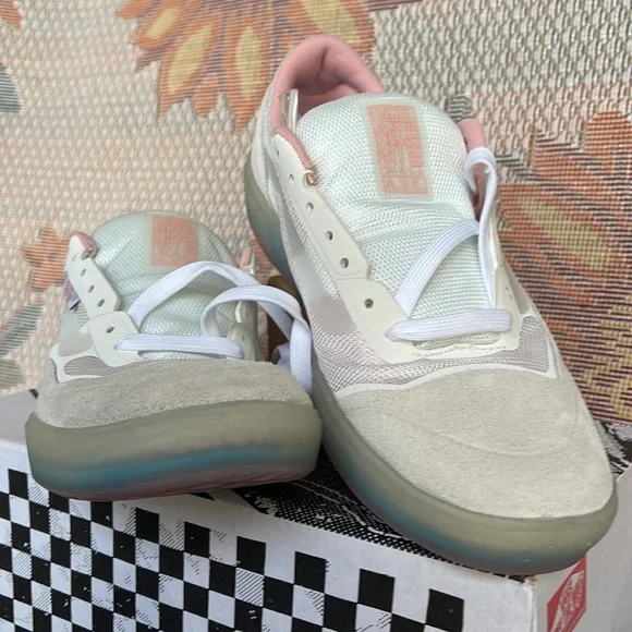 Vans WMNS Ave
White/Powder Pink
VN0A5JIB890
Sneakers - Picture 7 of 16